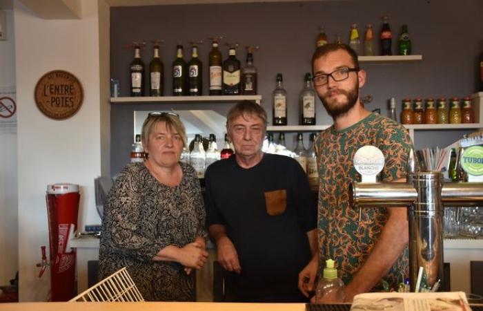 Die Bar dieses kleinen Dorfes in der Haute-Loire, durch das die RN 102 führt, wird wieder zum Leben erwachen