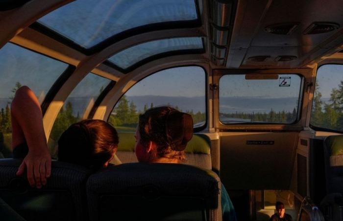 In Kanada eine 45-stündige Zugfahrt durch die Wälder mit Blick auf die Nordlichter