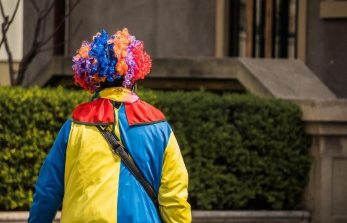 18 Kinder wurden von zwei Clowns vergiftet, die Kekse auf den Spielplatz warfen. Was ist passiert?