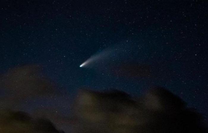 Komet, Vollmond, Sternschnuppe, aktiver Himmel über Westindien im Oktober