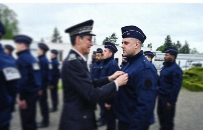 Tagsüber ist er Stadtpolizist in Paris, nachts Reservist in Orléans