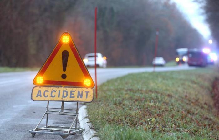 Bei einem Verkehrsunfall sind drei Opfer, darunter eine 50-jährige Frau, in ernstem Zustand