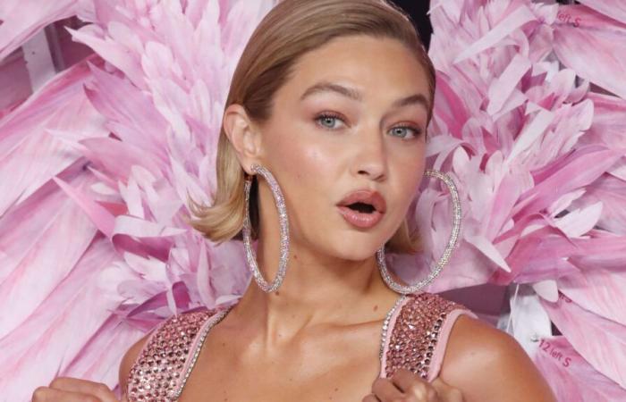 Die ikonische Gigi Hadid in einem rosa kurzen Overall und XXL-Dekolleté bei der Victoria’s Secret-Modenschau