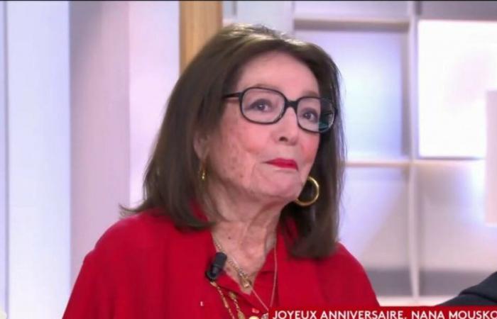 Nana Mouskouri war am Set von C à vous zu Tränen gerührt, nachdem Anne-Élisabeth Lemoine eine schöne Überraschung organisiert hatte (VIDEO)