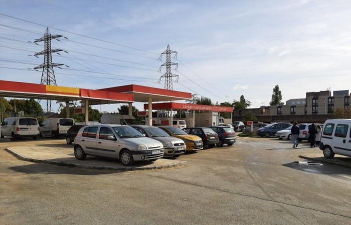 Diese alte Tankstelle ist zu einem illegalen Parkplatz geworden