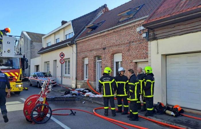 Als ein Haus Feuer fängt, gelang es den Feuerwehrleuten, den Brand schnell zu löschen