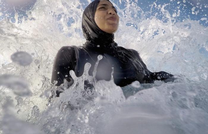 Ein Schwimmbad wurde heimlich für Frauen in Burkinis eröffnet