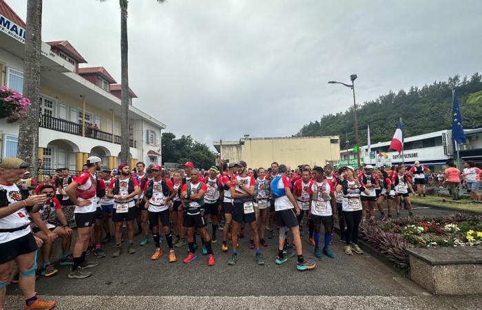 Vierzehn Martinikaner stehen vor dem Grand Raid 2024 auf der Insel Réunion