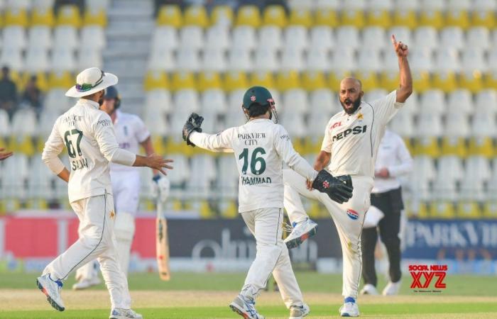 Sajid Khan dreht nach Ducketts Century am zweiten Tag den Spieß für Pakistan um