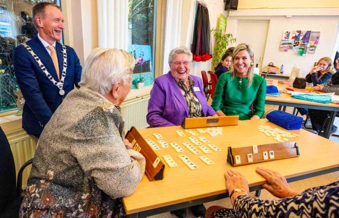 Königin Máxima serviert Bier und spielt Rummikub in einem Dorf