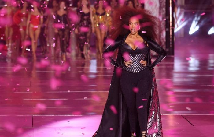 Kate Moss gibt ihr Debüt auf dem Victoria’s Secret-Laufsteg – als die berühmte Show nach sechs Jahren zurückkehrt