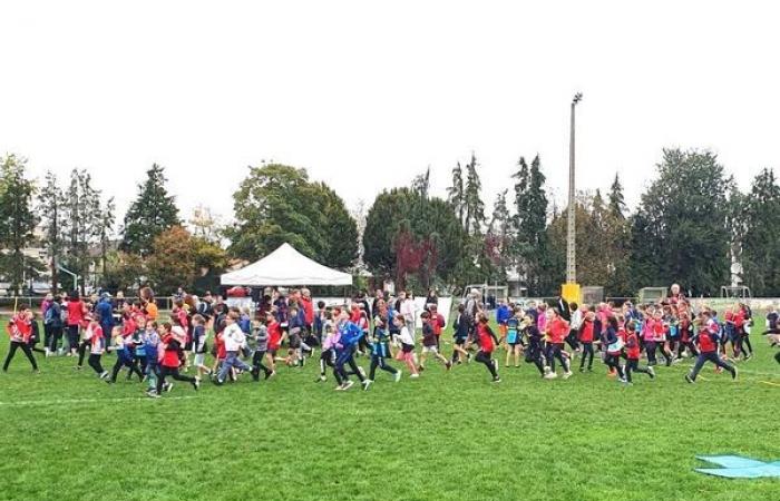 200 junge Sportler auf dem Rasen von Émile-Pons