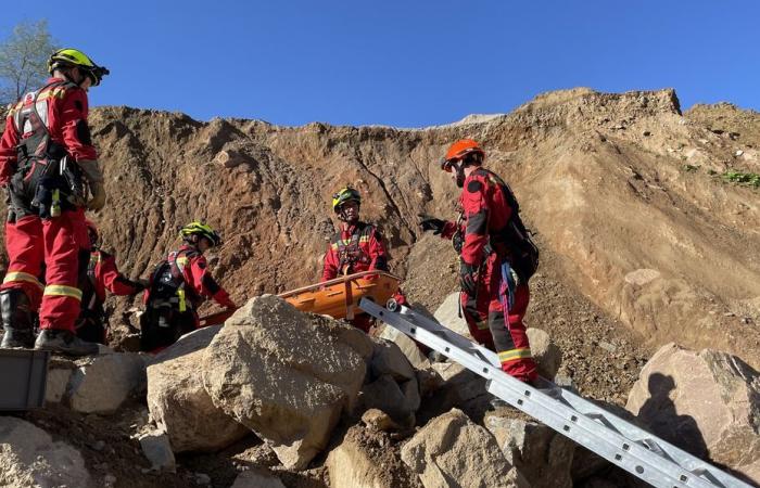 Junge Feuerwehrleute stellen sich in einer lebensgroßen Erdbebenübung auf die Probe