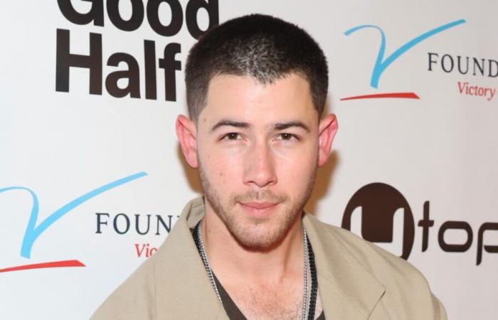 Von einem Laser angegriffen, flieht Nick Jonas während des Jonas Brothers-Konzerts von der Bühne