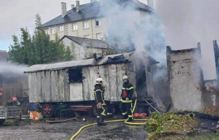 Im Stadtzentrum von Cherbourg-en-Cotentin geraten ein Schuppen und ein Wohnwagen in Brand