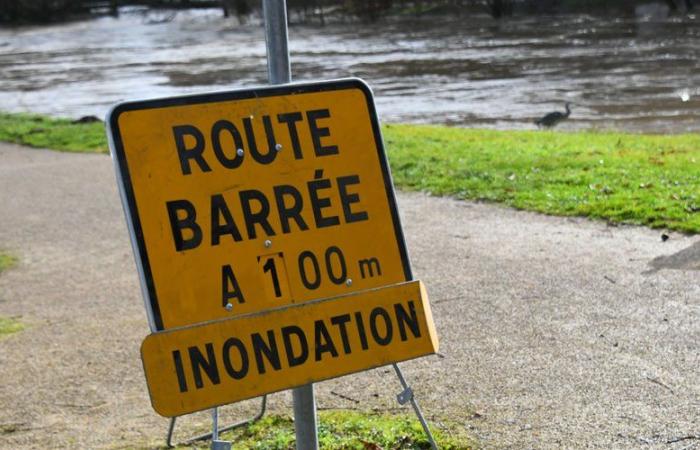 Sturm Leslie: Fußgänger und Autofahrer erzwingen die Durchfahrt einer gesperrten Brücke, der Präfekt beklagt ihre „Bewusstlosigkeit“