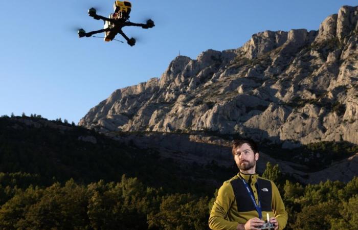 Piotr, hochfliegender Drohnenpilot, der ein Meister in der Kunst ist, den Berg Aix Sainte-Victoire zu sublimieren