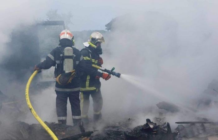 Im Stadtzentrum von Cherbourg-en-Cotentin geraten ein Schuppen und ein Wohnwagen in Brand