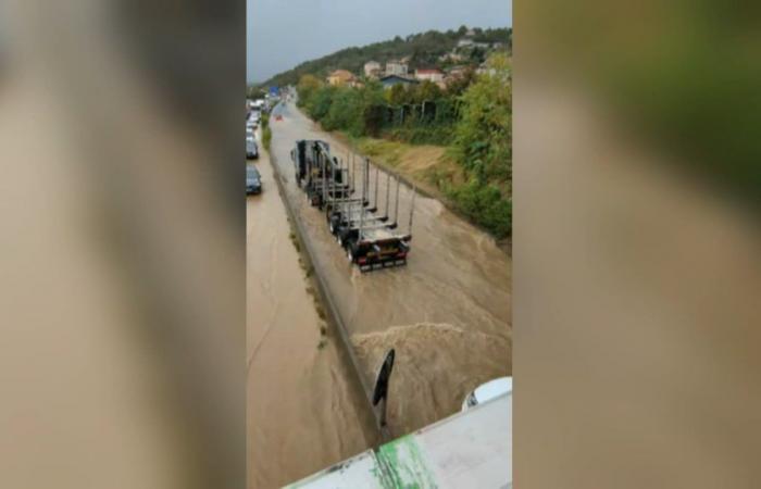 Bilder von Überschwemmungen im Gewerbegebiet Givors und auf der A47