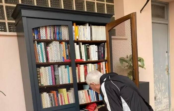 Die schöne Geschichte der Bücherkiste, die die Bewohner von Nizza in ihrer Wohnung aufgestellt haben