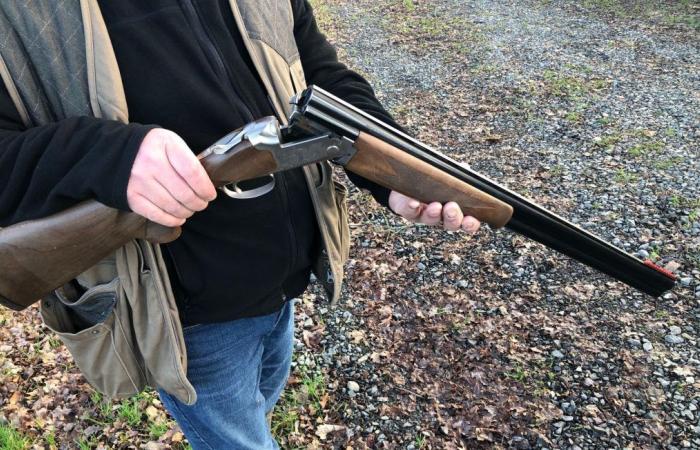 Eine mit einem Gewehr bewaffnete Person richtet in einem kleinen Dorf Chaos an