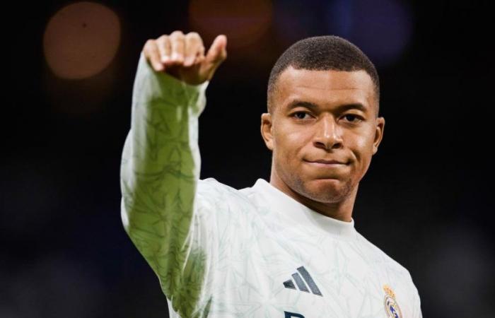 Kylian Mbappé holt in Madrid eine Trophäe in die Höhe!