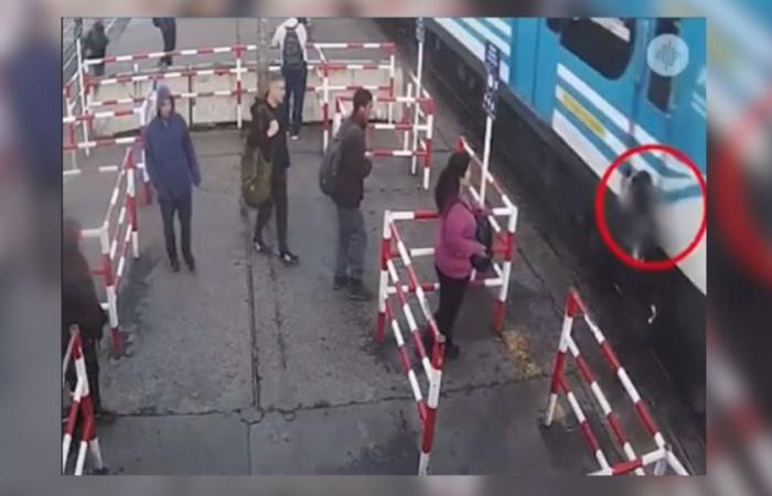 Ein Fußgänger entkommt beim Überqueren eines Zuges nur knapp dem Tod (Video)