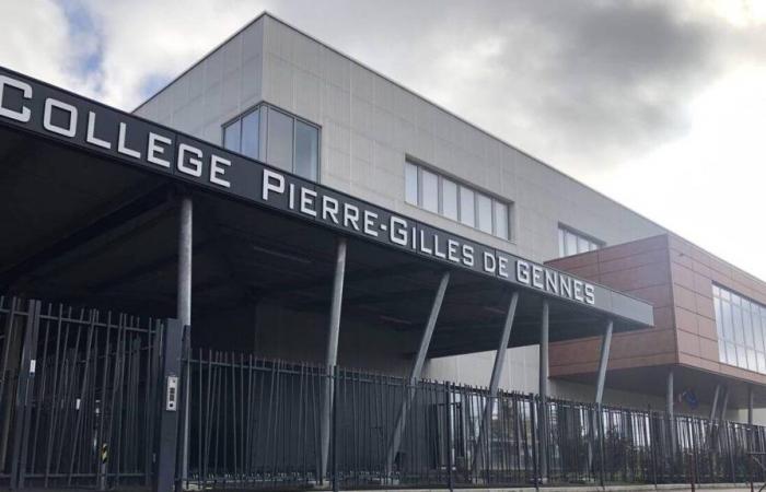 Brennende Müllcontainer zerstören das Tor einer Hochschule in Le Mans