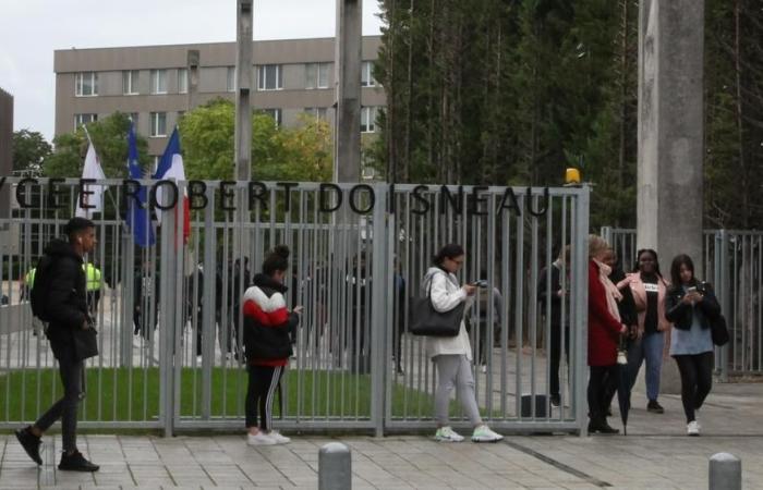 für eine Geschichte über eine Mütze, einen mit dem Tod bedrohten Lehrer und eine mit Feuerwerksmörsern blockierte Schule