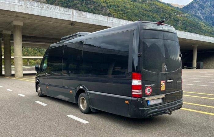 Mit seinem in Polen zugelassenen Fahrzeug transportierte ein Fahrer Touristen in die Schweiz