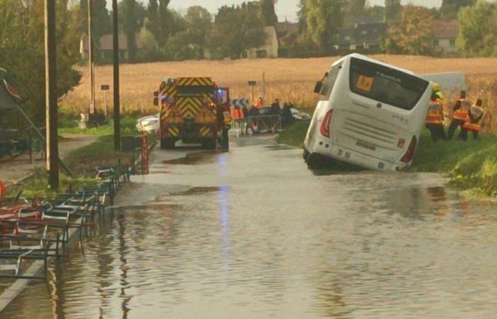 Rückkehr der Überschwemmungen in Essonne, ein Schulbus in Leuville-sur-Orge in Schwierigkeiten