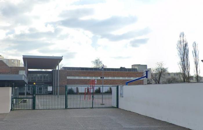 Ein Schüler schlägt seinem Lehrer während des Unterrichts auf den Kopf