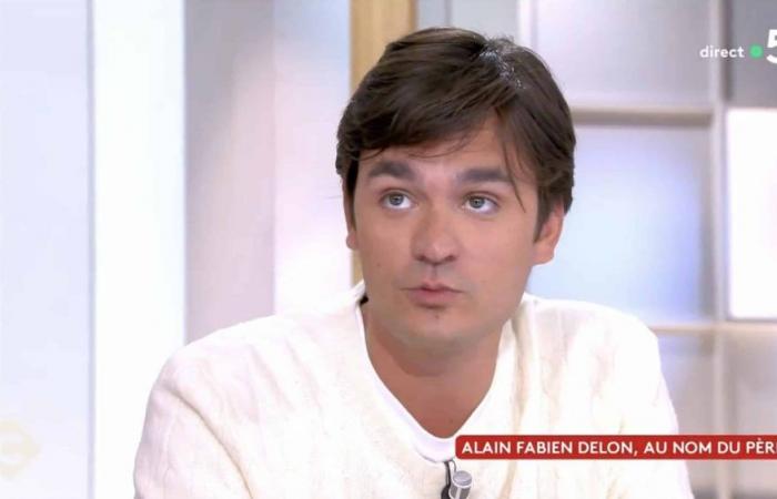 Alain-Fabien Delon macht in „C à Vous“ eine überraschende Enthüllung über den Schlaganfall seines Vaters