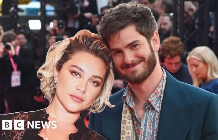 Andrew Garfield bringt den Pappausschnitt von Florence Pugh zur Premiere