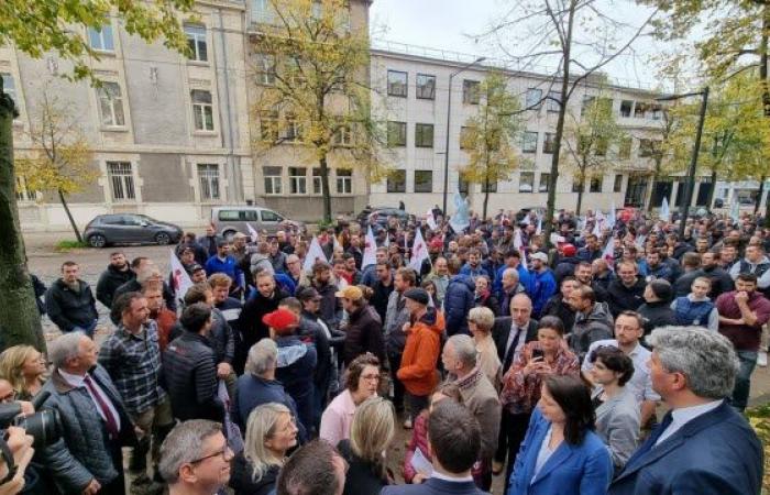 Türaufbruch, gewählter Beamter im Visier von Eierwürfen, Straßensperre …