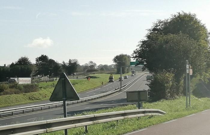 Cotentin. Auf der RN13 klären die Gendarmen Autofahrer über Sicherheitskorridore auf