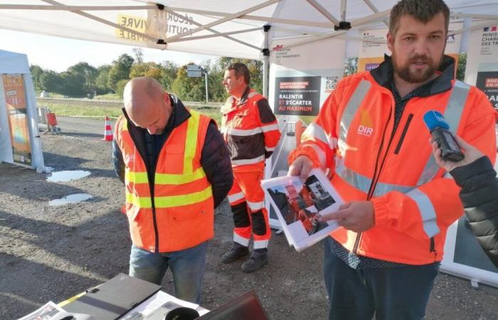 Cotentin. Auf der RN13 klären die Gendarmen Autofahrer über Sicherheitskorridore auf