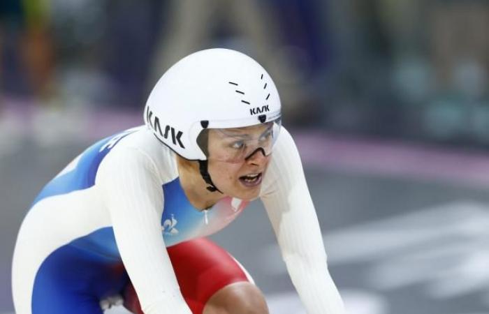 Victoire Berteau am Fuße des Podiums im Omnium der Bahnrad-Weltmeisterschaften