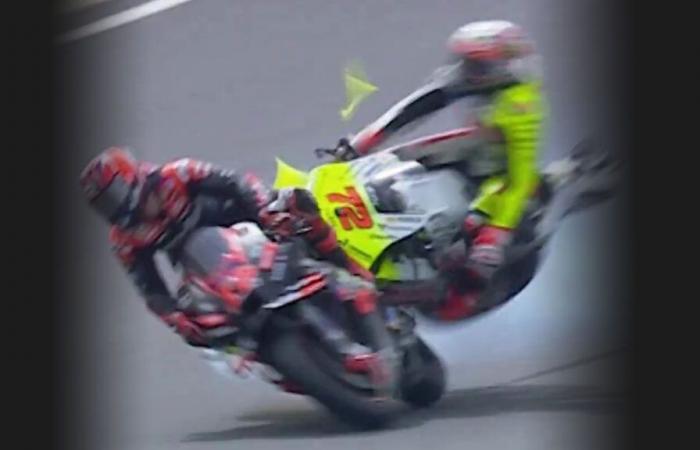 Der MotoGP-Star wurde nach einem schrecklichen Unfall mit seinem Rivalen mit einem Rettungsflugzeug ins Krankenhaus gebracht, während ein Zusammenstoß mit 120 Meilen pro Stunde untersucht wird