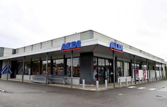 VIDEO. Nachdem er bei Aldi Thunfischkonserven gekauft hat, entdeckt er lebende Maden am Boden der Dose