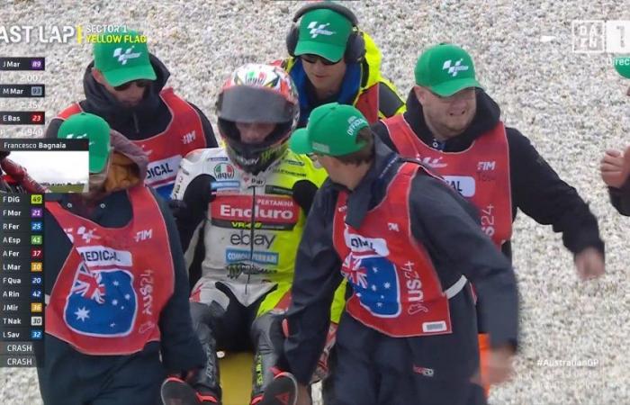 Der MotoGP-Star wurde nach einem schrecklichen Unfall mit seinem Rivalen mit einem Rettungsflugzeug ins Krankenhaus gebracht, während ein Zusammenstoß mit 120 Meilen pro Stunde untersucht wird