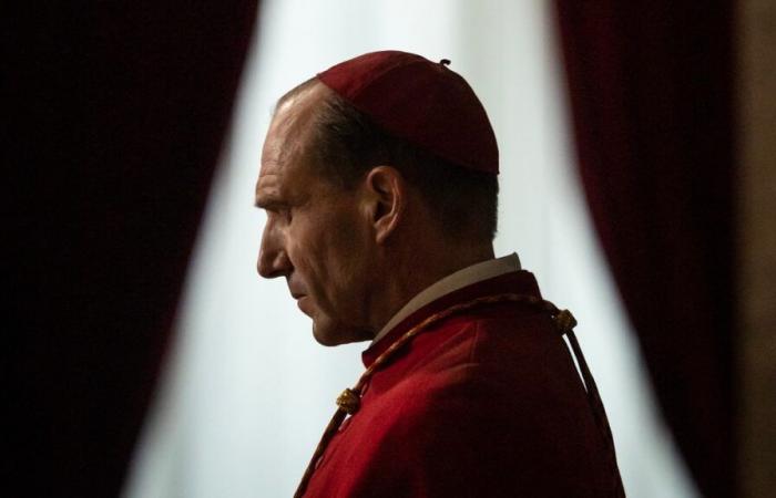 „Konklave“: Ralph Fiennes und Isabella Rossellini in den Geheimnissen der Papstwahl