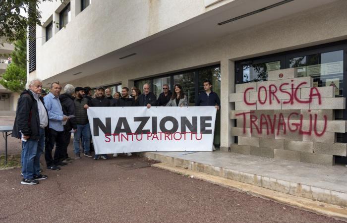 Nazione-Unabhängigkeitsaktivisten sperren den Eingang zum France Travail in Bastia ab