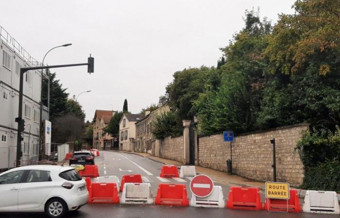 Durch Setzungen und Risse auf der Straße werden Autofahrer bei der Durchfahrt durch diese Yvelines-Stadt Schwierigkeiten haben