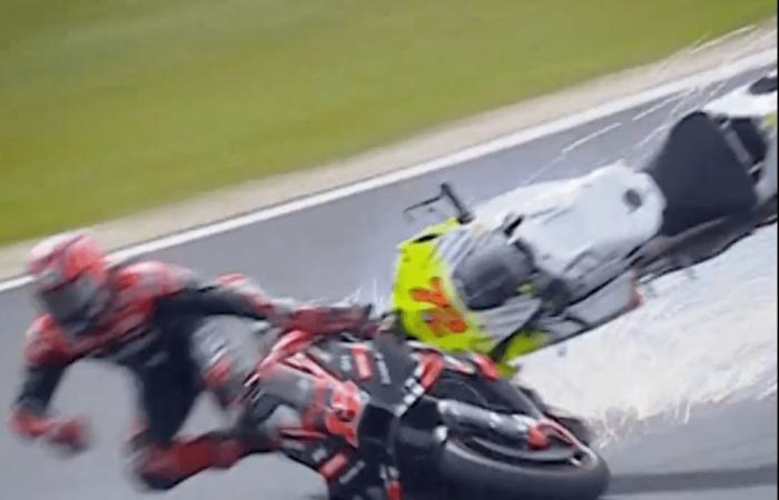 Der MotoGP-Star wurde nach einem schrecklichen Unfall mit seinem Rivalen mit einem Rettungsflugzeug ins Krankenhaus gebracht, während ein Zusammenstoß mit 120 Meilen pro Stunde untersucht wird