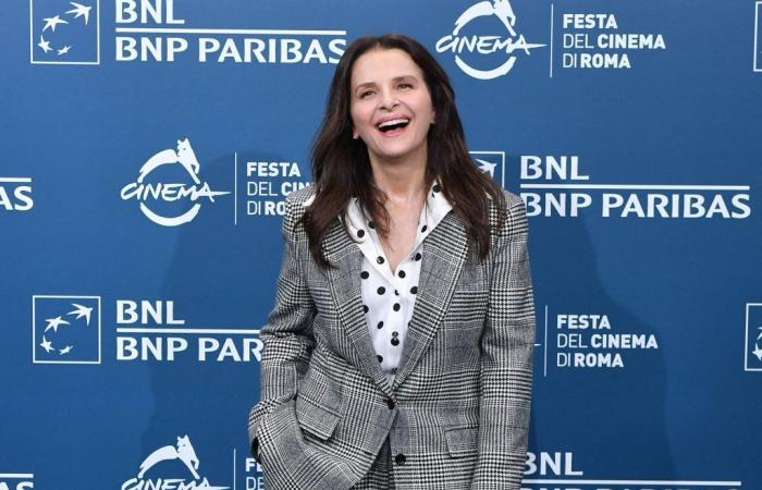 Juliette Binoche wagt es, in Rom Karos und Punkte zu tragen