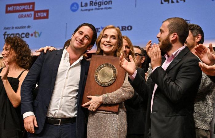 Isabelle Huppert wiegt sich zu „Nuit de Folie“, ihre Söhne Angelo und Lorenzo applaudieren