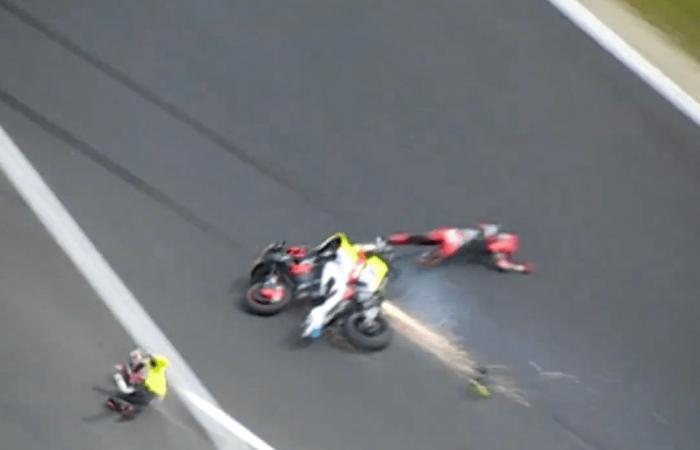 Der MotoGP-Star wurde nach einem schrecklichen Unfall mit seinem Rivalen mit einem Rettungsflugzeug ins Krankenhaus gebracht, während ein Zusammenstoß mit 120 Meilen pro Stunde untersucht wird