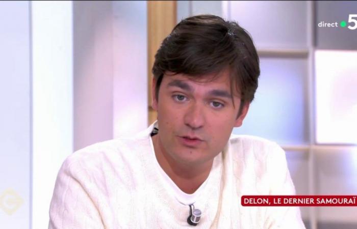 die Rührung von Alain-Fabien Delon bei der Erwähnung seines Vaters Alain Delon