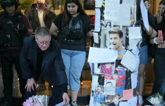 die bewegende Hommage seines Vaters vor dem Hotel, in dem sich die Tragödie ereignete